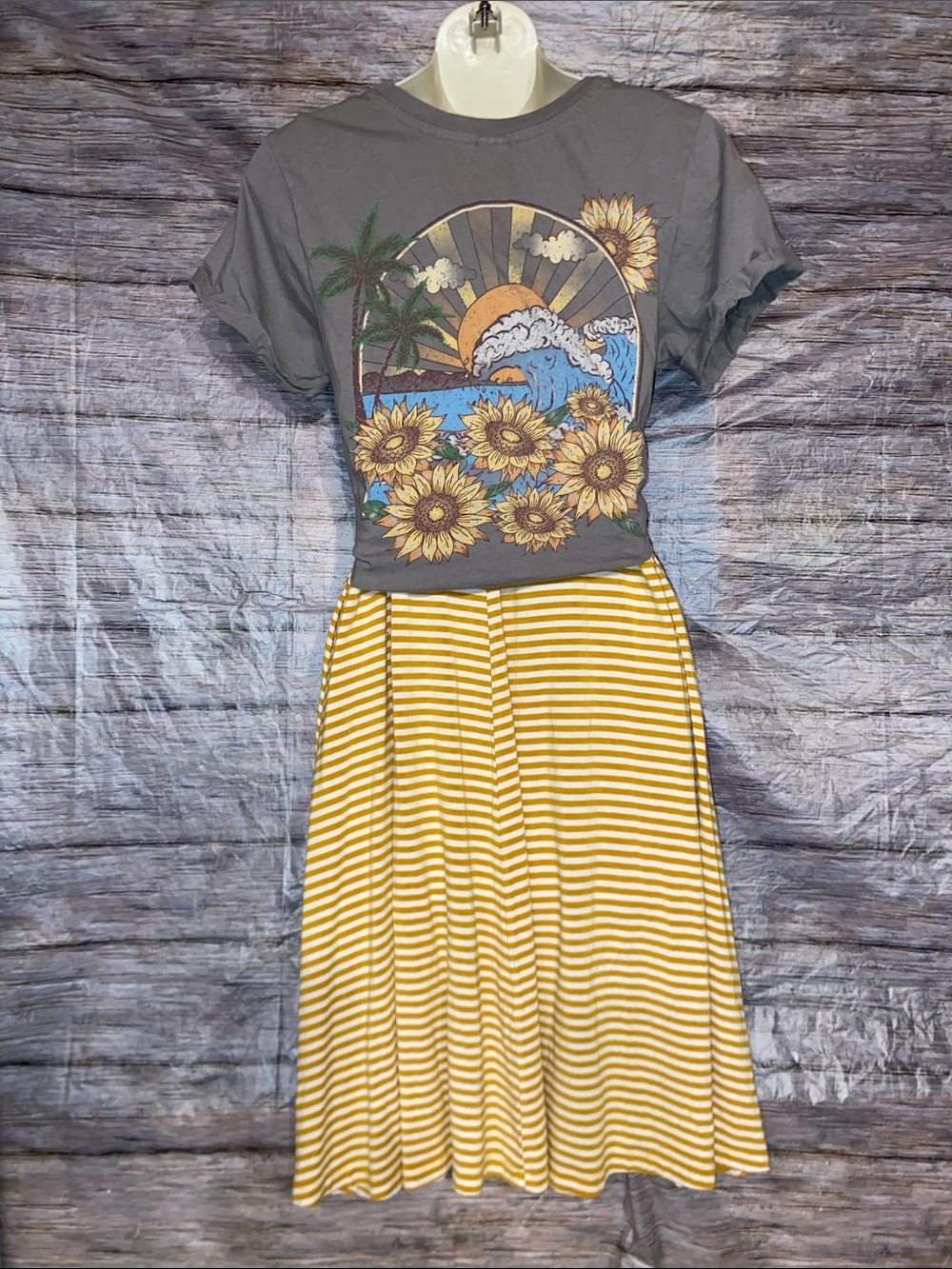 Vibe N’ Gray Sunflower Print Short Sleeve Cropped Graphic Tee
